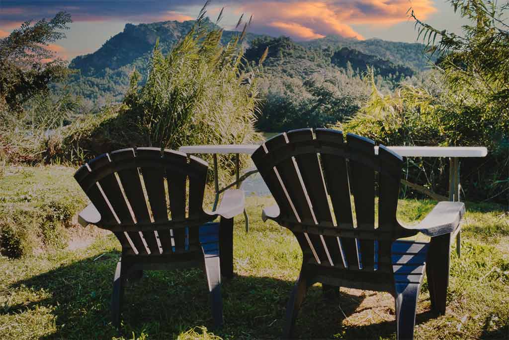 Speciale aanbiedingen Foto van twee stoelen met uitzicht op de rivier de Ebro en de berg "Cat's Ears" bij de Riverside Finca bij zonsondergang