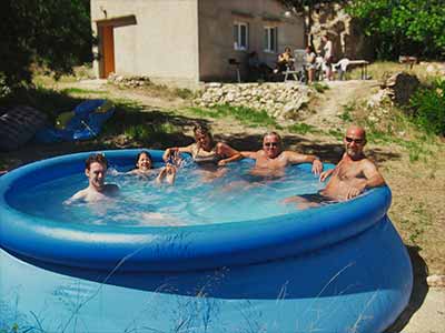 Home Foto van gasten die genieten van de Splash Pool op het Riverside Finca